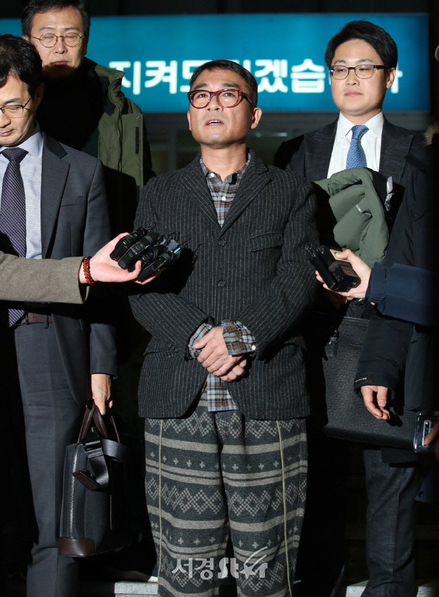 15일 오후 피의자 신분으로 조사를 받은 뒤 서울강남경찰서를 나서고 있는 김건모 /사진=서울경제스타 DB
