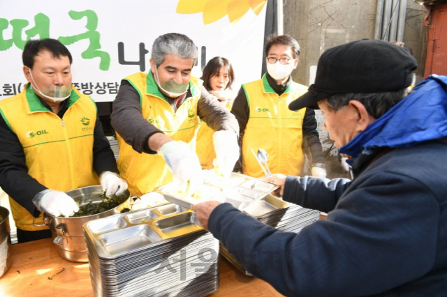 후세인 알 카타니 에쓰오일 CEO가 20일 서울 영등포 광야교회에서 지역 노인에게 떡국을 나눠주고 있다./사진제공=에쓰오일