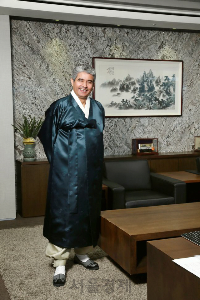 한국에서 처음으로 설 명절을 맞이한 후세인 알 카타니 에쓰오일 CEO가 한복을 입고 기념 촬영을 하고 있다./사진제공=에쓰오일