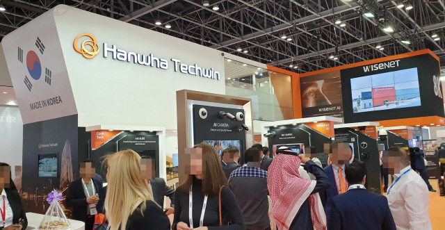 지난 19일(현지시간)부터 열린 아랍에미리트연방 두바이에서 열린 ‘인터섹 2020’ 한화테크윈 전시장에 방문한 고객들이 다양한 영상보안 제품과 솔루션을 체험하고 있다. 인터섹 2020은 21일까지 진행된다./사진제공=한화테크윈