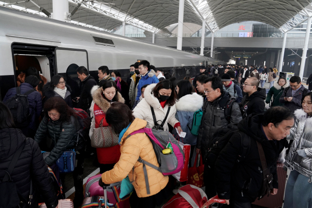중국 최대 명절인 춘제(春節·중국의 설)에 대비해 40일간의 특별수송 기간이 시작된 지난 10일(현지시간) 허베이 성 스좌장 기차역에서 귀성객들이 열차에 오르고 있다. /베이징=로이터연합뉴스