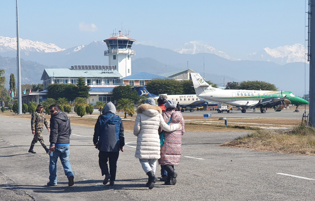 네팔 안나푸르나에서 눈사태로 실종된 한국인 교사 4명의 가족들이 20일 오전(현지시간) 헬리콥터를 타고 사고 현장을 둘러본 뒤 포카라공항으로 돌아오고 있다./연합뉴스