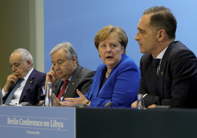 앙겔라 메르켈(오른쪽 두번째) 독일 총리가 19일(현지시간) 베를린에서 영국 등 10여개 국가 지도자들과 리비아 내전 중재 회담을 마친 뒤 안토니우 구테흐스(〃세번째) 유엔 사무총장 등과 기자회견을 하고 있다.      /베를린=EPA연합뉴스