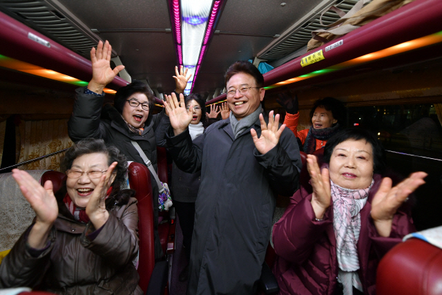 이철우(가운데) 경북도지사가 지난 18일 서울 강남역에서 안동으로 출발하는 ‘1만원 버스’를 타고 관광객들과 함께 박수를 치며 즐거워하고 있다./사진제공=경북도