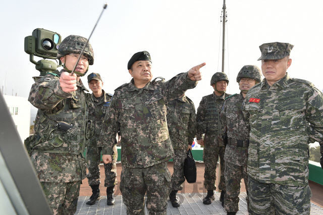 박한기 합참의장이 20일 최전방 해안통합감시기지를 방문해 군사대비태세를 점검한 뒤 장병들을 격려하고 있다./합참 제공