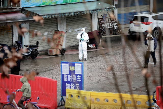 지난 10일(현지시간) 중국 허베이성 우한시의 수산시장이 폐렴 발병 문제로 닫혀 있다./우한=로이터연합뉴스