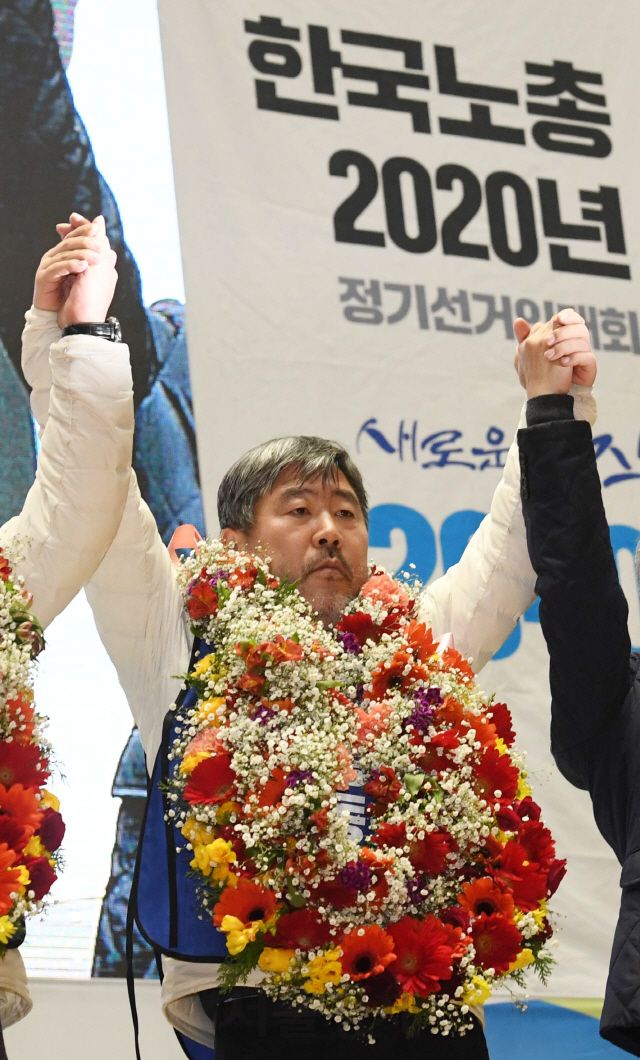 21일 오후 서울 송파구 잠실실내체육관에서 열린 한국노총 '제27대 위원장 및 사무총장 선거'에서 신임 위원장에 선출된 김동명 현 화학노련 위원장이 두 손을 번쩍 들고 있다./권욱기자 2020.1.21