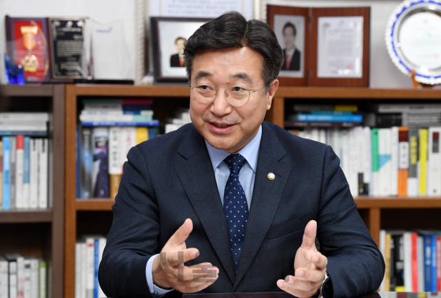 윤호중 민주당 단장 '당대당 후보 단일화는 없다'