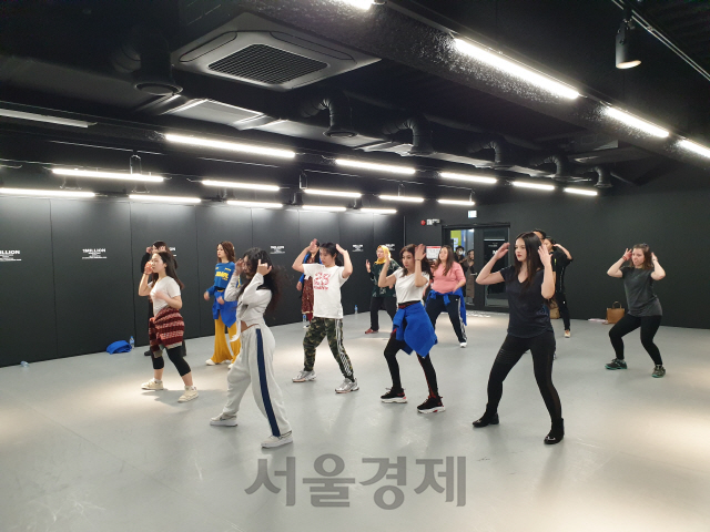 18일 서울 성동구 원밀리언 댄스 스튜디오에서 안무가 박민영(23)의 동작에 맞춰 외국인 10명이 K팝 댄스를 배우고 있다./한민구기자