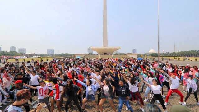 유튜브 ‘퇴경아 약먹자’에서 540만 조회수를 기록한 ‘인도네시아 자카르타에서 랜덤 플레이 댄스를 해보았습니다’ 영상 캡쳐.