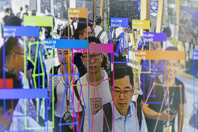 지난해 8월 중국 상하이에서 열린 ‘세계인공지능콘퍼런스(WAIC)’에서 안면인식 기술이 시연되고 있다./상하이=불룸버그