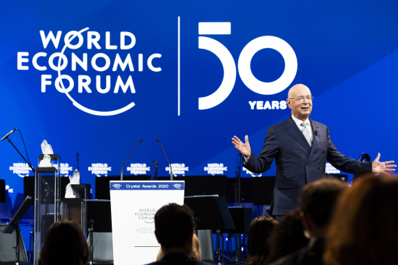 세계경제포럼(WEF) 창립자인 클라우스 슈바프 회장이 21일(현지시간) 다보스에서 진행된 개막행사에서 50번째 포럼 개최를 축하하고 있다.   /다보스=EPA연합뉴스