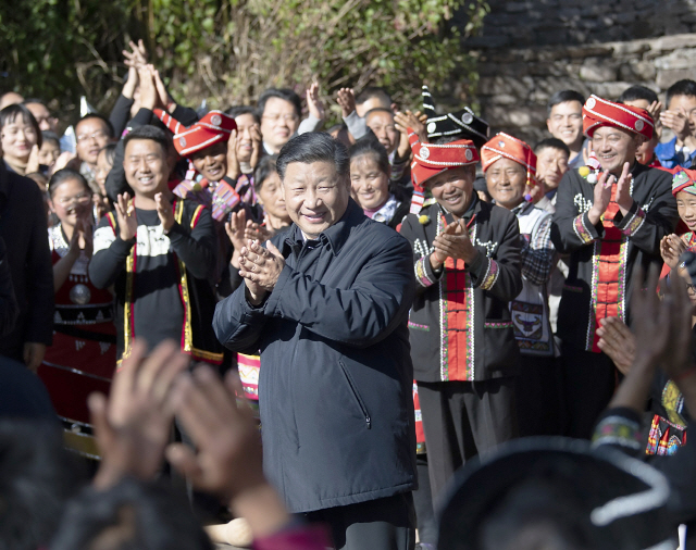 시진핑 중국 국가주석이 지난 19일 윈난성의 한 소수민족 지역을 방문해 주민들과 인사하고 있다. /신화연합뉴스