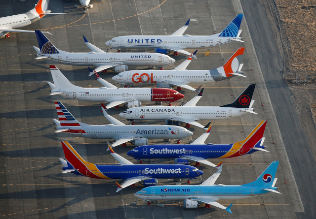 보잉 737맥스 기종을 채택한 항공사 여객기들이 미국 워싱턴주 그랜트카운티 국제공항의 보잉 격납고 앞에 모여 있다. /로이터연합뉴스
