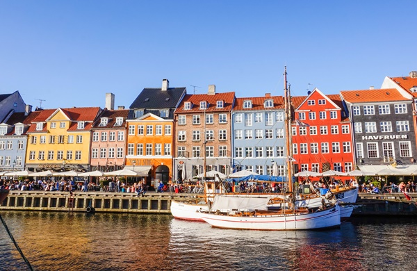 사진: 덴마크 코펜하겐의 상징, 뉘하운 운하