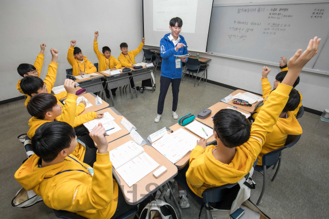 지난 11일 경기도 용인시 한국외국어대 글로벌캠퍼스에서 ‘2020 삼성 드림클래스 겨울캠프’에 참가한 중학생들이 대학생 멘토로부터 수업을 듣고 있다./사진제공=삼성전자