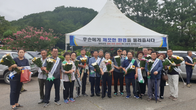 지난 명절 부산시설공단 영락공원이 생화 헌화 캠페인을 하고 있다./사진제공=부산시설공단