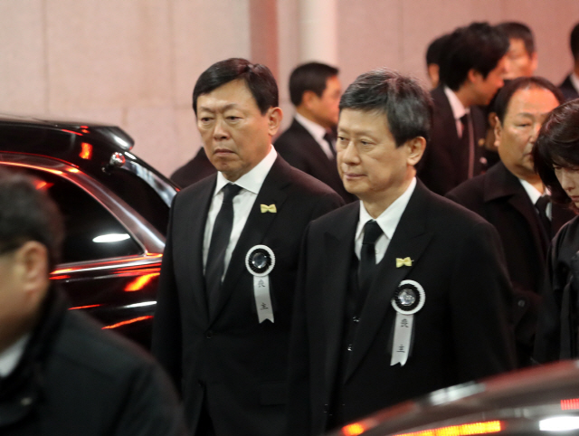 신동빈(왼쪽) 롯데그룹  회장과 신동주 에스디제이 회장이 22일 새벽 서울 송파구 아산병원에서 열린 고 신격호 롯데그룹 명예회장의 발인을 지켜보고 있다. /연합뉴스