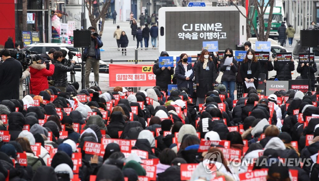 'CJ ENM, 엑스원 책임져라' 응원 대신 항의 위해 상암동 찾은 800여 팬들