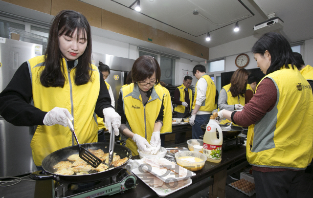 동서식품 직원들이 21일 서울 종로구 창신동 쪽방촌 봉사를 위해 모둠전 등 명절 음식을 만들고 있다./사진제공=동서식품