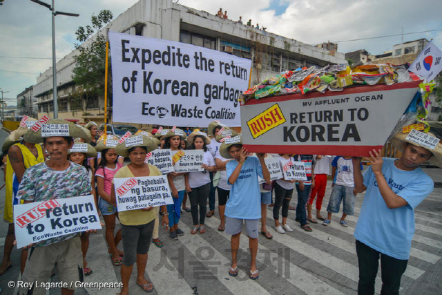 지난 2018년 한국산 쓰레기에 분노한 필리핀 국민들이 마닐라 소재 필리핀 관세청 앞에서 플라스틱 쓰레기 반송을 요구하는 문구를 붙이고 가두 행진을 벌이고 있다./사진제공=그린피스