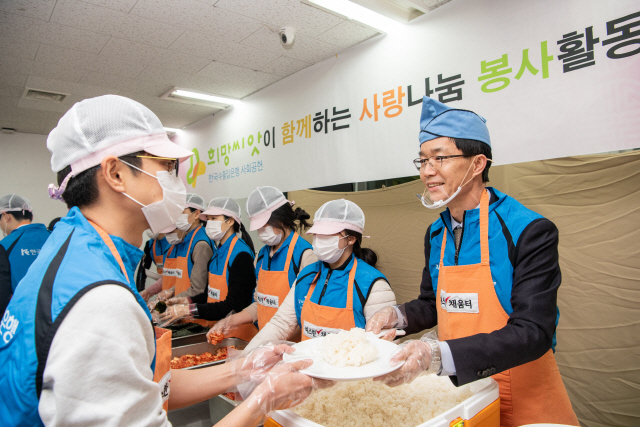 방문규(오른쪽) 수출입은행장이 지난 21일 서울역 인근 무료급식소에서 설맞이 배식 봉사활동을 하고 있다. /사진제공=수출입은행