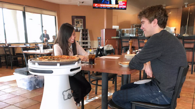 베어로보틱스의 서빙 로봇 페니봇이 미국 식당에서 고객에게 음식을 전달하고 있다. /사진제공=베어로보틱스