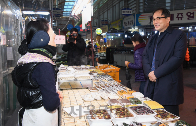 박종호(사진 오른쪽 첫번째) 산림청장이 대전 중리전통시장을 방문해 시장 상인과 대화를 나누고 있다. 사진제공=산림청