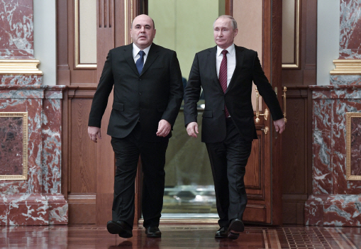 블라디미르 푸틴(오른쪽) 러시아 대통령과 미하일 미슈스틴 신임 총리가 21일(현지시간) 새 각료회의에 참석하고 있다. /모스크바=AP연합뉴스