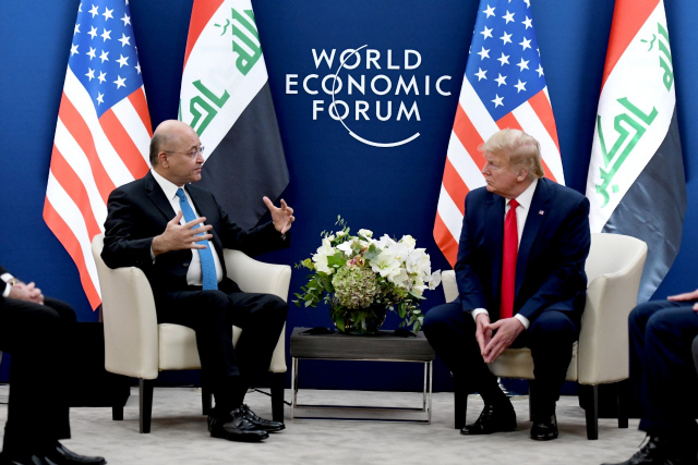 22일(현지시간) 스위스 다보스에서 열린 세계경제포럼(WEF)에서 바르함 살리흐(왼쪽) 이라크 대통령과 도널드 트럼프 미국 대통령이 회담을 진행하고 있다./다보스=로이터연합뉴스