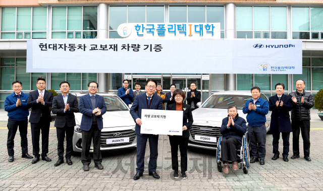 현대차가 지난 22일 한국폴리텍대학 서울정수캠퍼스(서울 용산구)에서 연 정비교육용 차량 교보재 기증식에서 이진원 현대차 중부지역본부장(중앙 왼쪽), 노정진 한국폴리텍대학 서울정수캠퍼스 학장(중앙 오른쪽) 등 관계자들이 기념촬영을 하고 있다./사진제공=현대차