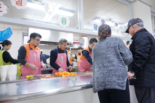 한화시스템 임직원들이 지난 22일 중구 보훈회관을 찾아 국가유공자와 보훈 가족 150여명에게 명절 음식을 대접하고 선물을 전달했다./연합뉴스