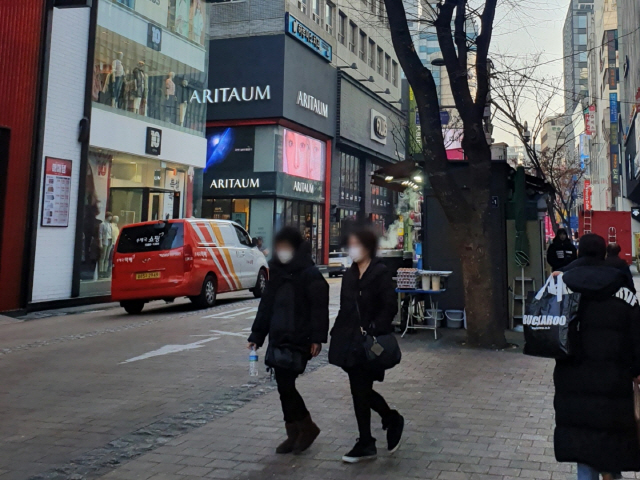 마스크를 착용한 중국인 관광객들이 23일 서울 중구 명동거리를 걷고 있다. /이희조기자