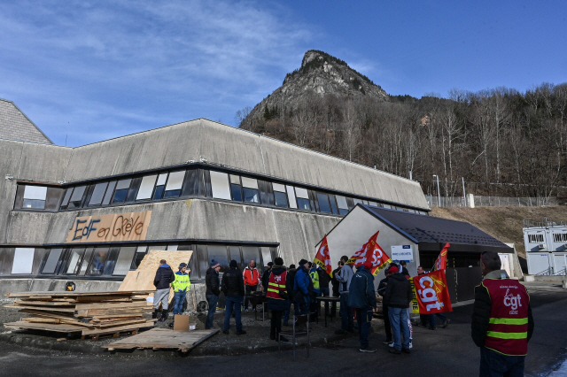 프랑스 노동총동맹(CGT) 조합원들이 22일(현지시간) 알프스 산악지대에 위치한 그랑메종 수력발전소 외곽에서 연금개편에 항의하고 있다. /보자니=AFP연합뉴스