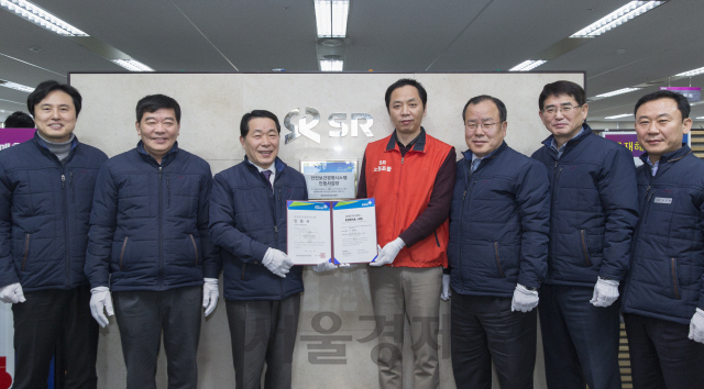 SR 권태명(사진 왼쪽에서 세 번째) 대표가 노사 대표들과 함께 KOSHA-MS 인증 획득을 축하하고 있다. 사진제공=SR