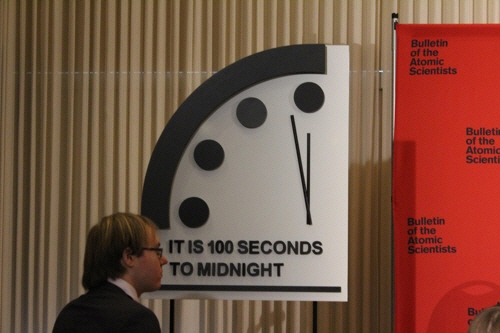 100초 전까지 당겨진 지구종말시계... 1947년 이래 ‘종말’ 최근접