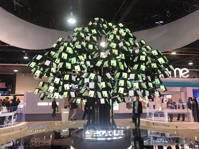 중국 정보기술(IT) 업체 로욜이 이달 초 미국 라스베이거스에서 열린 ‘CES 2020’에서 플렉시블 디스플레이 기반의 나무 모양 전시물을 선보이고 있다. /라스베이거스=양철민기자