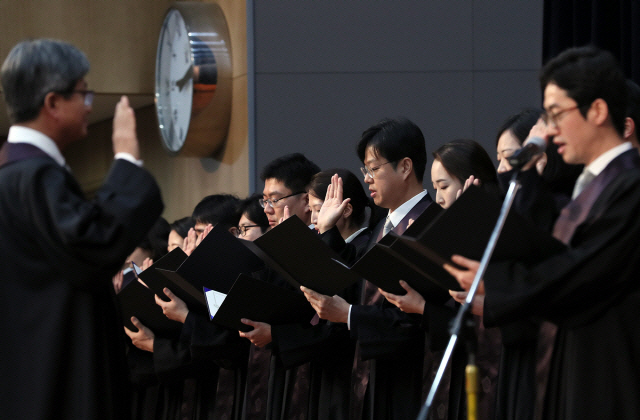 지난 2017년 12월 서울 서초구 대법원에서 열린 신임 법관 임용식에서 신임 법관들이 김명수(왼쪽) 대법원장 앞에서 선서하고 있다.