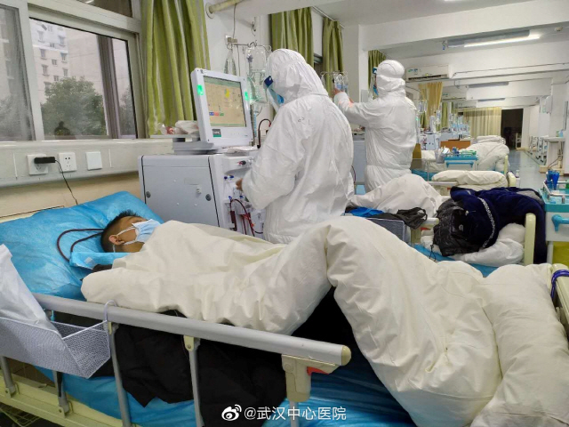 신종 코로나바이러스의 발원지 중국 후베이성 우한의 중앙병원에서 25일 의료진이 환자들을 진료하고 있다. /우한=로이터연합뉴스