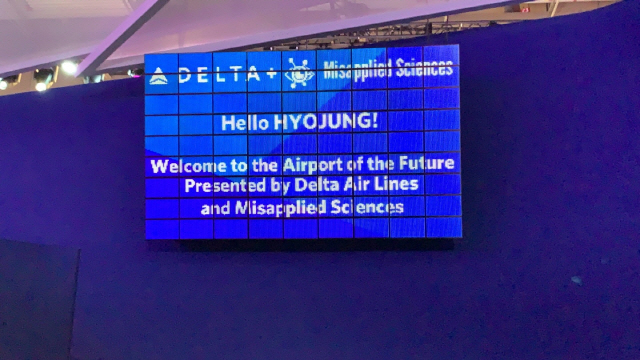 델타항공이 지난 7~10일(현지시각) ‘CES 2020’에 마련한 승객 맞춤형 스크린 체험 공간에 들어서자 기자의 이름이 화면에 나타나고 있다. /라스베이거스=박효정기자
