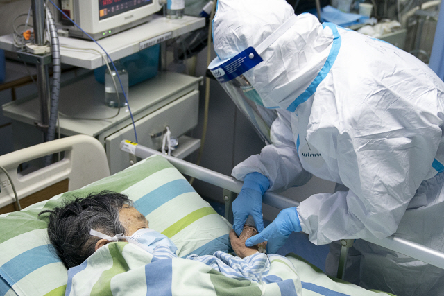 지난 24일 중국 후베이성 우한대학 중난병원의 집중치료실에서 보호복을 입은 의료진이 신종 코로나바이러스 감염증(우한 폐렴) 확진 환자를 돌보고 있다. /연합뉴스