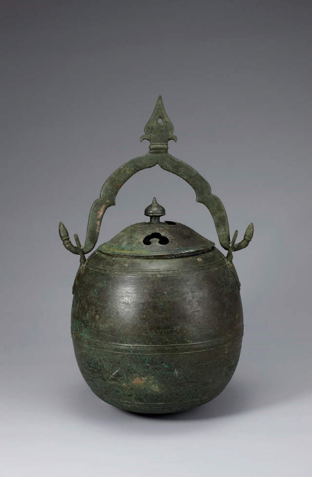 청주 사뇌사에서 발견된 고려시대 유물인 ‘거는 향로’는 정교한 금속공예술을 보여준다. /사진제공=국립청주박물관