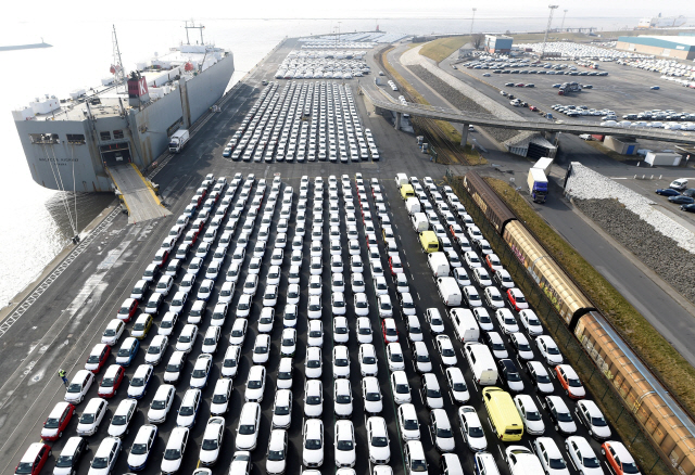 독일 폭스바겐이 항구에 수출용 차를 세워두고 있다. /로이터연합뉴스