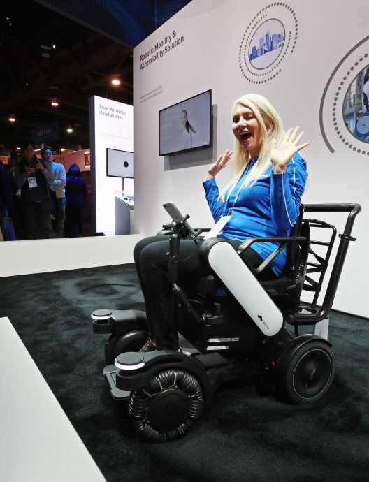 지난 7일(현지시간) ‘CES 2020’이 열린 미국 라스베이거스 컨벤션센터 파나소닉 부스에서 회사 관계자가 자율주행 전동 휠체어를 시연하고 있다. /라스베이거스=연합뉴스