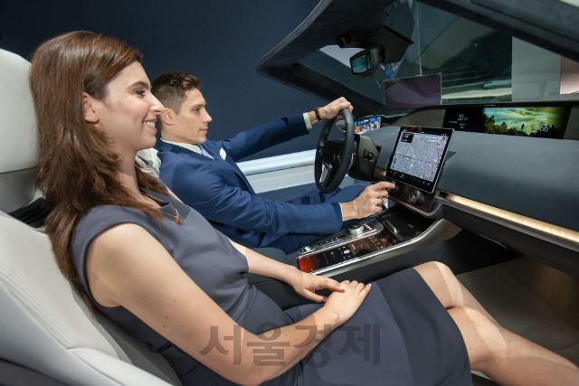 삼성전자가 지난 7일(현지시간) 미국 라스베이거스에서 열린 ‘CES 2020’에서 5G를 기반으로 차량 내부와 주변을 연결해 안전하고 편리한 운전을 가능하게 해주는 ‘디지털 콕핏 2020’을 선보이고 있다. /사진제공=삼성전자