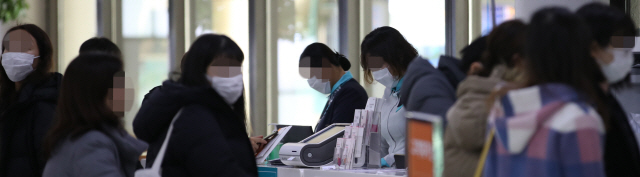 지난 24일 김포공항에서 마스크를 쓴 이용객들이 이동하고 있다. /연합뉴스