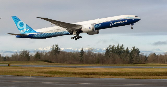 보잉 ‘777X’가 25일(현지시간) 워싱턴주 에버렛에서 이륙하고 있다. /에버렛=AP연합뉴스