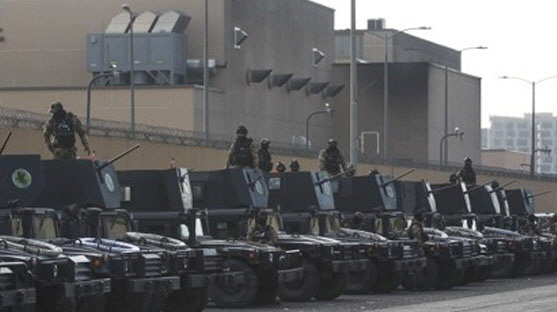 지난 1일 이라크 보안군이 바그다드 주재 미국 대사관 앞을 지키고 있다. /연합뉴스