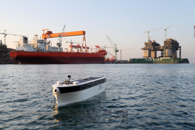 삼성중공업의 자율운항모형선박 ‘Easy Go’가 스스로 주변 장애물을 피해가며 목적지까지 나아가고 있다. /사진제공=삼성중공업