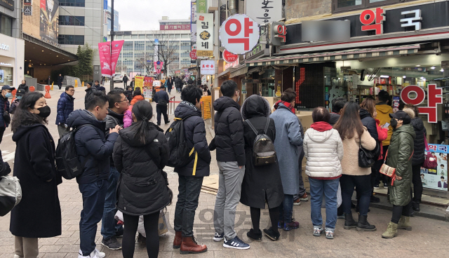 국내에서 신종 코로나바이러스 감염증인 '우한 폐렴' 네 번째 확진자가 발생한 27일 서울 명동의 한 약국에서 관광객들이 마스크를 구매하기 위해 줄을 서고 있다./권욱기자 2020.1.27